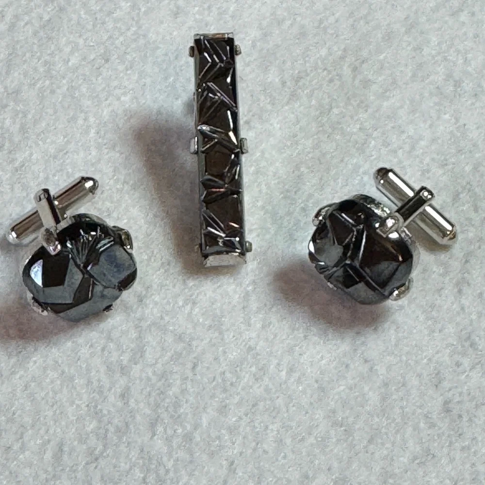 Men’s Sarah Coventry clustered hematite and chrome set of cufflinks and tie clip